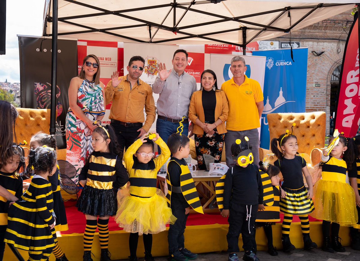 czamoramatute's tweet photo. ¡Ven y disfruta del #ColmenaFest con tus amigos y familia! 🐝
🗓️ En honor al #DíaMundialDeLasAbejas, este viernes y sábado celebraremos la vital importancia de estos #polinizadores para nuestro #medioambiente y #salud en la 📍Plaza de las Flores.
Trabajamos por nuestros #artesanos y #emprendedores con #AmorPorCuenca ❤️💛