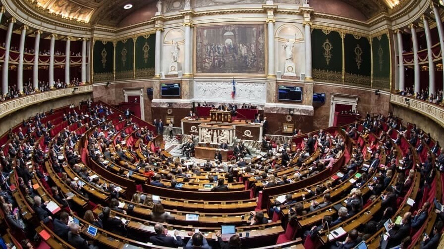 Fin de vie: les députés approuvent en commission le projet de loi créant une 'aide à mourir' l.bfmtv.com/7Stx