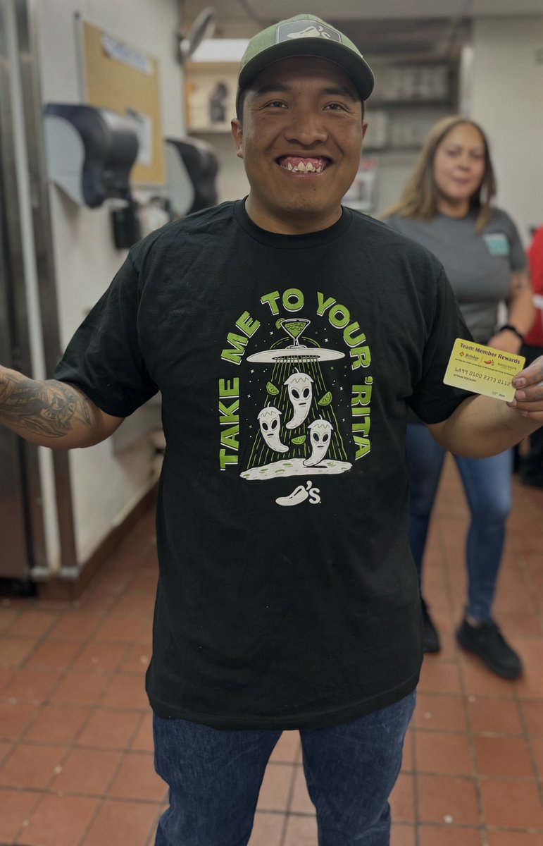 Luv2Ride007's tweet photo. Efrain got his discount card today! 3 months goes by so fast. Way to go sir!!!’ We look forward to many more. #didthat #chilislove ⁦@Chilis⁩ #poweroftower #TowerRdChilis #CooksAreCool https://t.co/ENBhQ5JPPw