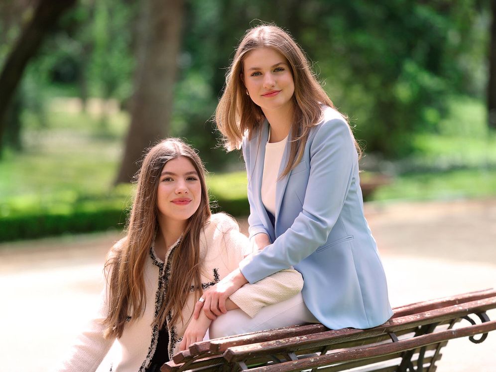 New portrait of Princess Leonor and Infanta Sofía 🫶🏻💕

📷 : @CasaReal