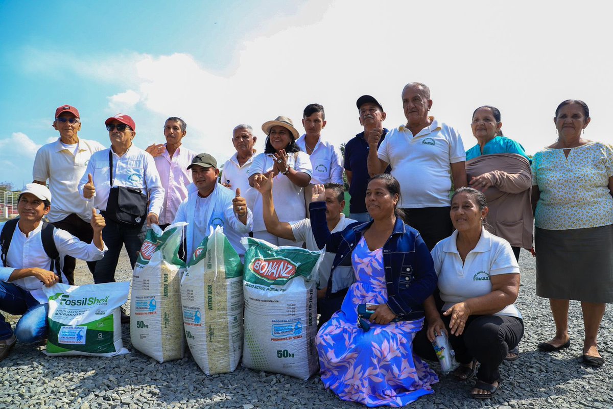 ¡Más de 700 pequeños agricultores recibieron kits de fertilizantes de arroz! 📦 Nuestro viceprefecto @CarlosGSerranoB, lideró esta primera entrega que fortalecerá la economía, potenciará la productividad con insumos adecuados, además, brindaremos capacitaciones en el manejo