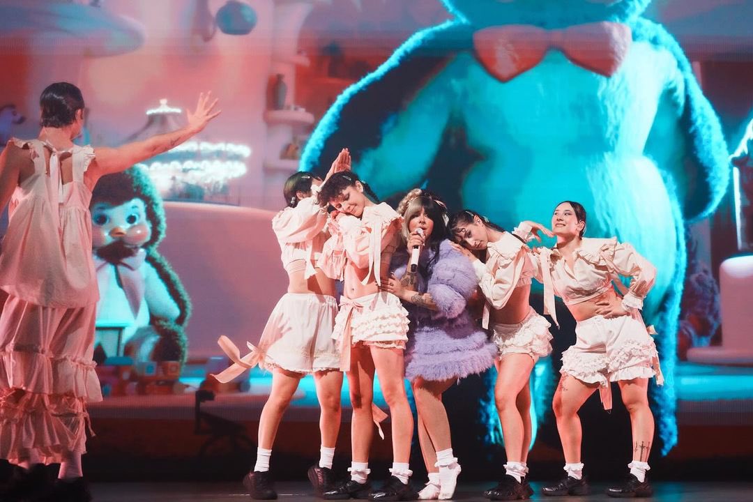 Melanie Martinez photographed performing at Kia Forum 2 nights ago on the Trilogy Tour 💘 📷 Enoch Chuang