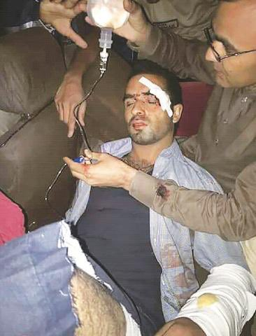 JimmyVirkk's tweet photo. بشکیک، کرغزستان میں ہجوم کے ہاتھوں پاکستانی میڈیکل کے طالب علموں کو مارا پیٹا اور قتل کیا جا رہا ہے۔

اطلاعات کے مطابق 15 پاکستانی طلبہ مارے جا چکے ہیں۔

پاکستانیوں کی فوری حفاظت کے لیے دفتر خارجہ کیا کر رہا ہے؟

یہ بشکیک میں ایک پاکستانی طالب علم کا پیغام ہے:

یہاں بشکیک، کرغزستان میں پاکستانی میڈیکل طلباء خطرے میں ہیں۔

مصریوں اور مقامی کرغیز باشندوں کے درمیان لڑائی ہوئی، لیکن اس کا الزام پاکستانی طلبہ پر غلط لگایا جا رہا ہے۔

اب، کرغیز مقامی پاکستانی ہاسٹلز پر حملہ کر رہے ہیں جہاں ہر ایک میں 1000 سے زیادہ طالب علم رہتے ہیں۔

یہاں تقریباً 10,000 پاکستانی طلباء ہیں جن میں سے 1,000 خیبر پختونخواہ سے ہیں۔