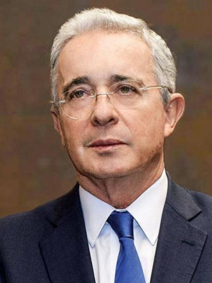 Sen_Ya_Sen's tweet photo. A los seguidores de @AlvaroUribeVel:

No se ofendan ni abrigue odio por nadie. Nosotros no detestamos a Uribe, detestamos lo que le hizo al país. Nos alegramos de que alguien que acumuló tanto poder durante años hoy esté ante los tribunales rindiendo cuentas. Uribe luchó contra la guerrilla, pero en el proceso fortaleció el paramilitarismo y ocultó los crímenes cometidos por el ejército que él mismo propició.

@AlvaroUribeVel no luchó contra el narcotráfico; al contrario, lo impulsó desde sus comienzos en la Aerocivil cuando concedió cientos de licencias a narcotraficantes de la época. Siempre ha tenido a narcotraficantes en su círculo más cercano de parientes, amistades y colaboradores.

Por último, nosotros no somos ni defendemos a la guerrilla. Respetamos las leyes, los acuerdos y la constitución. El gobierno ha hecho acuerdos a lo largo de su historia con grupos guerrilleros y nuestro deber es respetarlos. Comprendemos sus emociones, pero es crucial reconocer que Colombia es un mosaico de voces, no solo de quienes apoyan a Uribe, sino también de los marginados y afectados por sus políticas. Es tiempo de abrir los ojos y ver más allá de un solo relato.