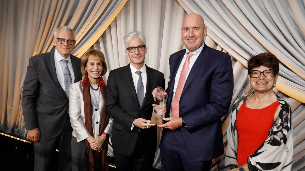 What a night! Trustees, faculty, and alumni of @USC joined @PresidentFolt to celebrate the 25th anniversary of the historic naming of the school. The $110M transformational gift from the Keck Foundation in 1999 was the largest philanthropic gift ever made to a US medical school.