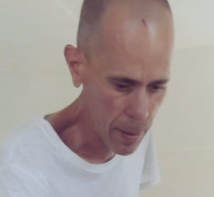 Alexander Díaz en cualquier país normal no estaría preso, en #Cuba enfrenta 5 años en prisión.

Su delito fue pedir #LibertadParaCuba y su castigo padecer cáncer y que le estén negando la atención médica.

Que nadie dude que #CubaEsUnaDictadura 

#LibertadParaLosPresosPoliticos