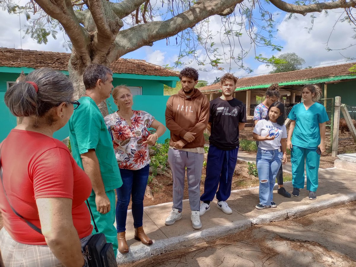 UNAH_Cuba's tweet photo. Esta visita resultó muy interesante y motivadora para los estudiantes y contribuyó al fortalecimiento del vínculo Universidad-Empresa. 

#SomosUnahCuba 
#UniversidadCubana 
#OneHealt https://t.co/bIThWXDP7q