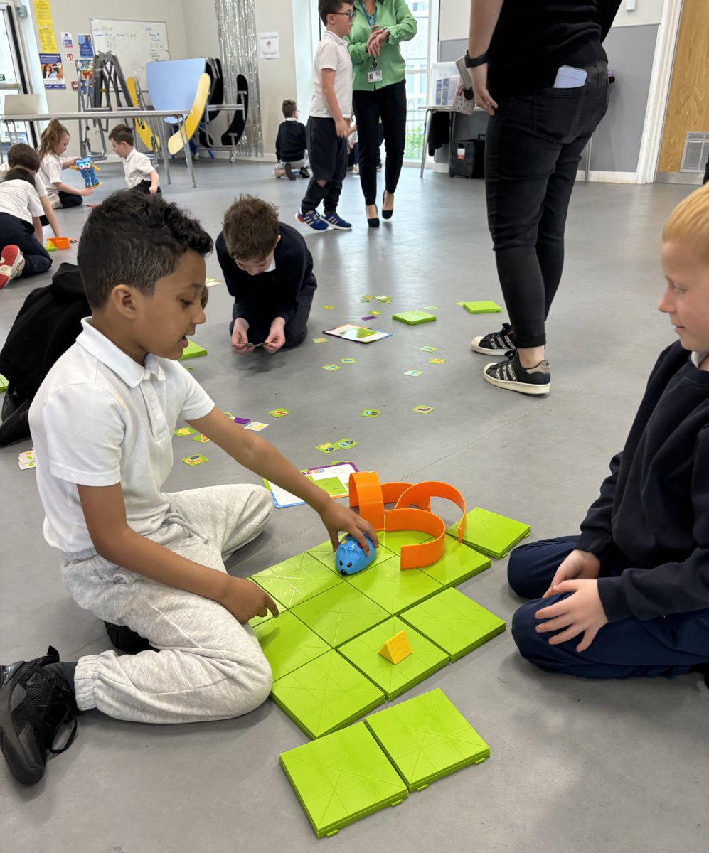 Gourockpr's tweet image. Primary 2 loved getting their hands on the robots with @GillNeesonPSDO this week @Sphero 👾🤖 @RoboticalLtd #botley #codeandgomouse 🐭 Problem solving and forward thinking, together! #STEMcareersweekGPS ↘️