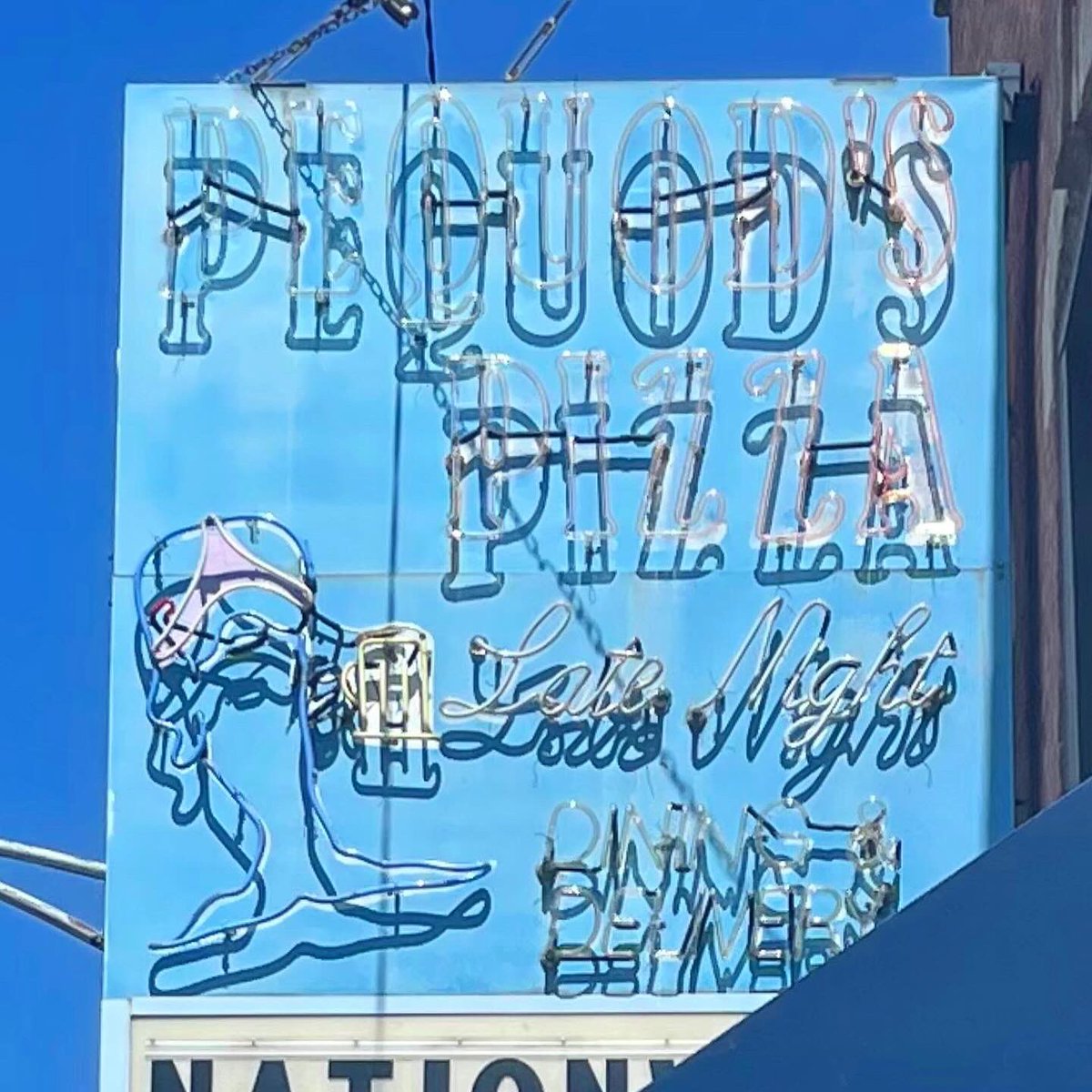 A taste of <a href="/PequodsPizza/">PequodsPizza</a> in #chicago. That’s the good stuff! Personal pan lunch special with sausage. Have you seen this spot on <a href="/TheBearFX/">The Bear</a>? #pizza #panpizza #deepdish #chicagopizza #pequods