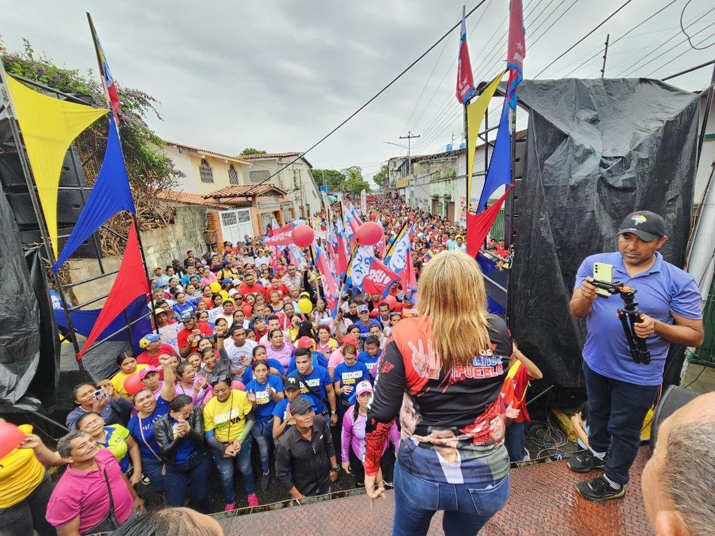 El pueblo patriota de Achaguas, Estado Apure salió a las calles en rechazo a las medidas coercitivas unilaterales aplicadas en contra de Venezuela y para demostrar su respaldo a la gestión del Pdte. @NicolasMaduro. #VenezuelaUnida