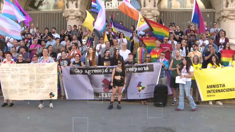 📻 #LesNotíciesdelaNit | L'actualitat del 17.05, amb @in_albis i @SaraGarciaLopz. En el Dia Internacional contra l'LGTBI-fòbia, hem repassat les xifres d'agressions a persones d'este col·lectiu. ▶️ web.apunt.es/LesNotíciesDeL…