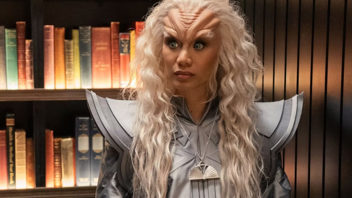 What a delightful performance from <a href="/ElenaJuatco/">Elena Juatco</a> as Hy’Rell in #StarTrekDiscovery - a quirky but firm and knowledgeable character.