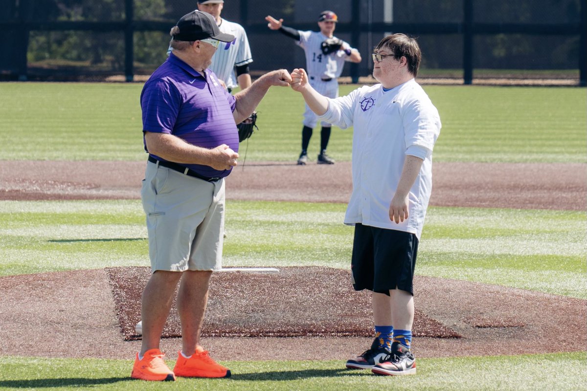 Let’s play ball! A beautifully sung National Anthem by the Holy Cross Catholic School Choir and first pitch throw out by Alumni Glenn Hurst ‘76 & his grandson! 👏

#gopilots