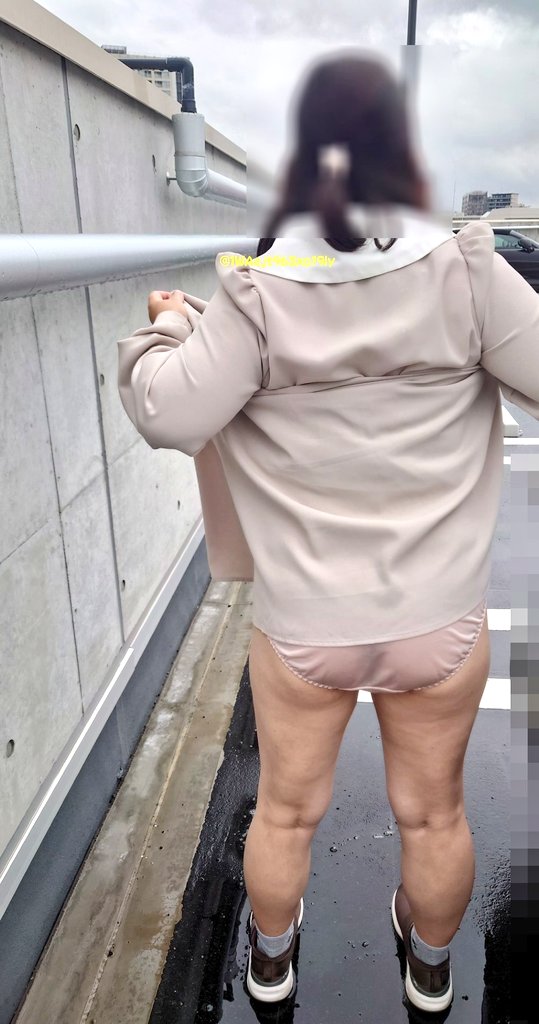 おはようございます
昨日も多くのラブリボ、リプライ、フォローありがとうございます
今日は気温が上がりそう
皆様、日焼けにご注意して露出してください😆
雨の屋上駐車場にて☔