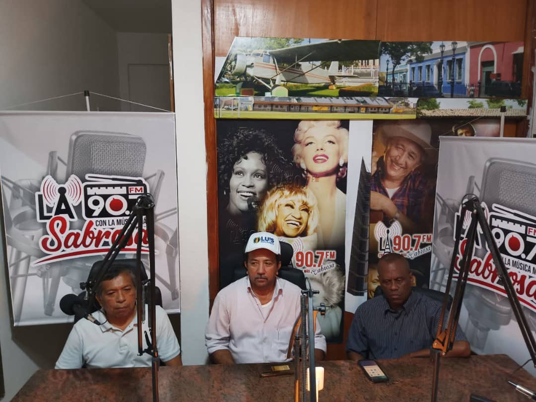 Secretarios administrativos del CEN #AcciónDemocrática en compañía del Secretario General Seccional Bolívar <a href="/OlideHerreraAD/">Olide Gilberto Herrera</a>, visitan medios de comunicación anunciando visita de nuestro Secretario General Nacional <a href="/adbernabe/">Bernabé Gutiérrez</a> y el candidato presidencial <a href="/Luisemartinezh/">Luis Eduardo Martínez</a>. 🙌🏻🏳️