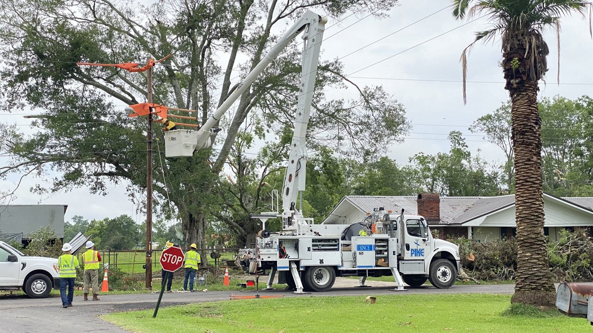Crews in St. Martin Parish work to replace spans of wire and remove vegetation debris from electrical infrastructure after the second wave of severe storms this week impacted South Louisiana. 📸 : Henderson, Louisiana