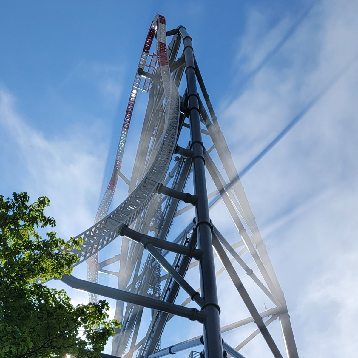 Cool_Coasters's tweet photo. Rays of sun shine through the fog as it begins to lift over Cedar Point. #CedarPoint #TopThrill2 #TT2 
#CoolCoasters 
#CoolCoastersAndSunsets 😎🎢🌇
#Zamperla #TripleLaunch #Strata #rollercoaster #thrillride #amusementpark #Sandusky #Ohio #ForFamilyAndFun https://t.co/PD1vKzFlKl