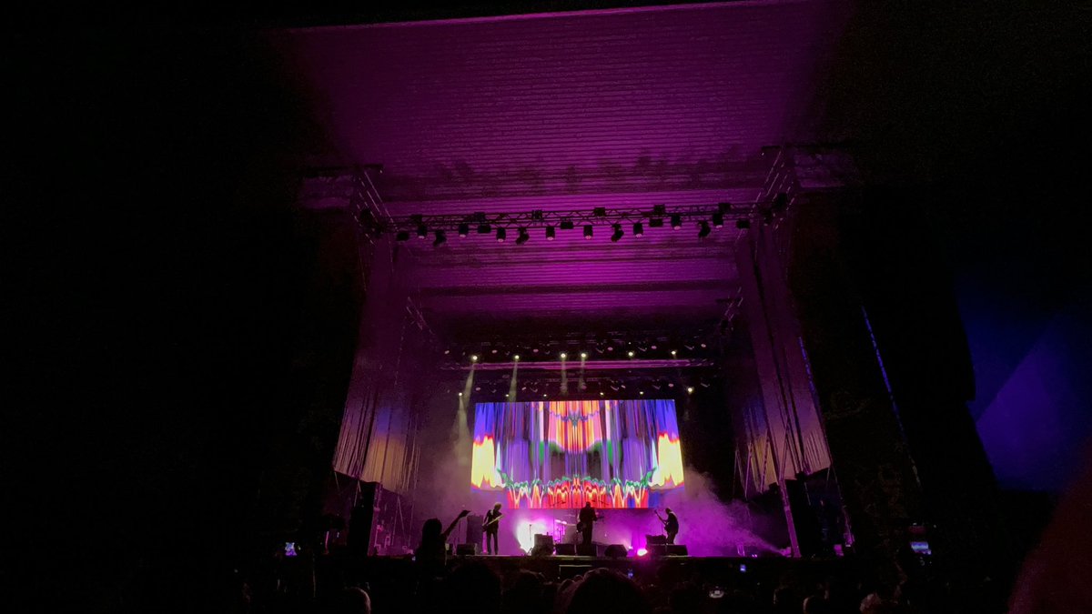 Alo's tweet image. Entonces J presentó la banda así: “Los Planetas… 30 años después”