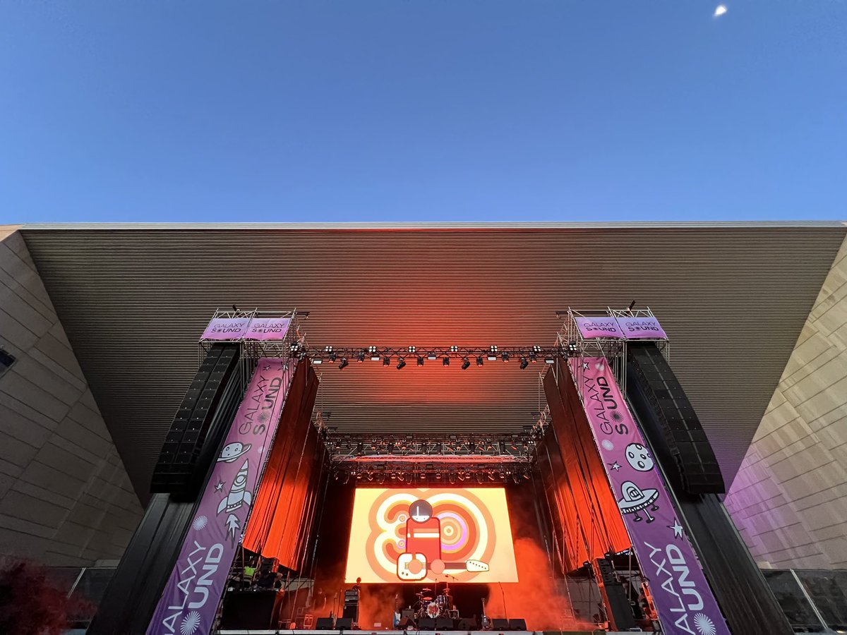 Alo's tweet image. Entonces J presentó la banda así: “Los Planetas… 30 años después”