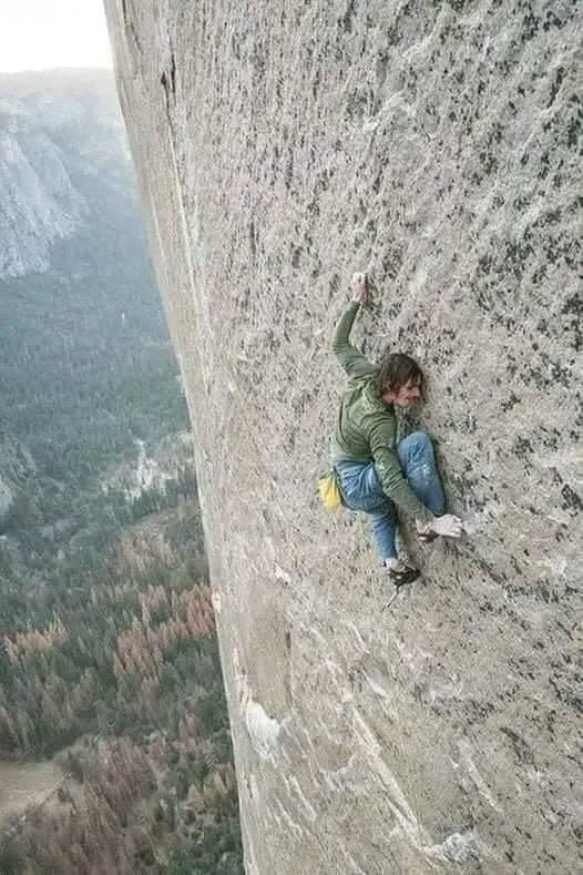 Czech climber Adam Ondra free-climbing #ElCapitan in #YosemiteNationalPark. Amazing! #AdamOndra is a #Czech professional #rockclimber, specializing in lead climbing and bouldering. #RockAndIcemagazine described Ondra in 2013 as a prodigy and the leading #climber of his