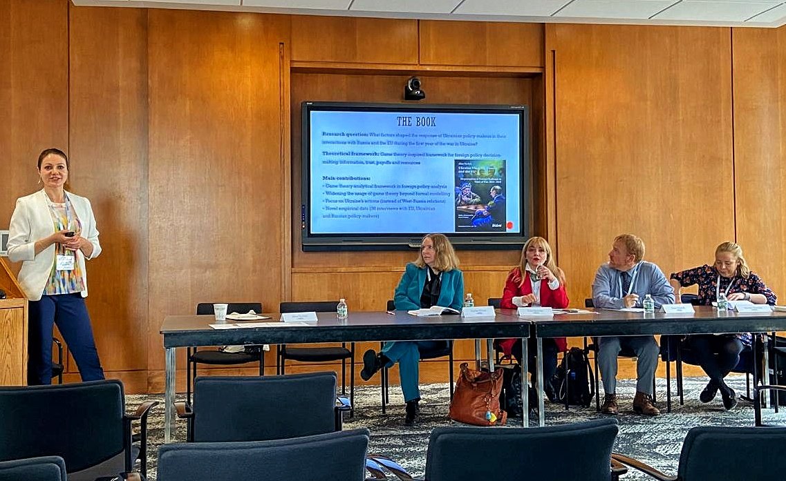 It was wonderful to present my book at @ASN_Org #ASN24 with the best #Ukraine scholars in the room. Got sweet comments from my discussants @marnie_howlett, Sophia Wilson, Jesse Driscoll. @YuliyaBidenko chaired. @oonuch Paul D'Anieri, @olenalennon and @GwendolynSasse in the room.