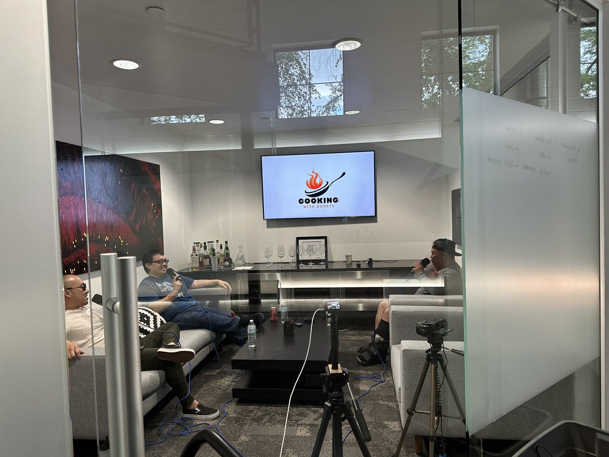 Live NOW w/ Kickin It Podcast talking about love in your 30s (guys I think we’re getting old)

twitch.tv/pengthegamer