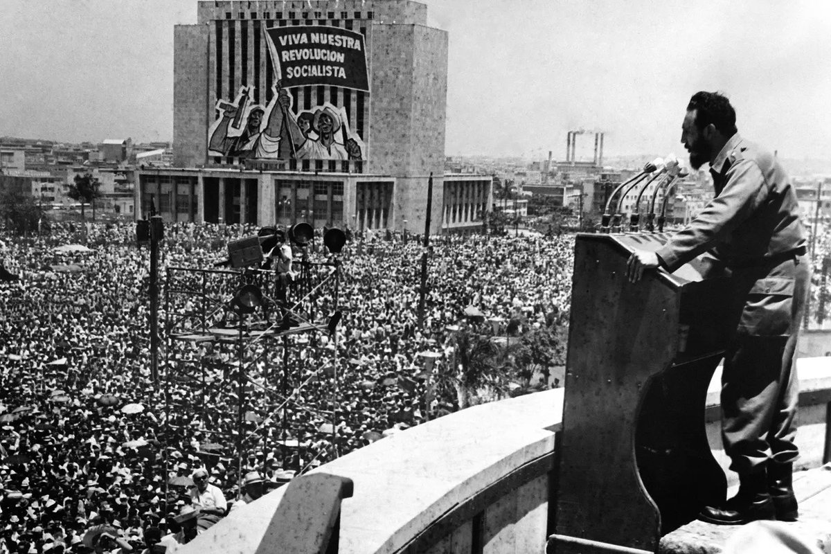 Embora a Revolução Cubana tenha operado profundas transformações na organização política e nas relações sociais do país, problemas como a homofobia e o machismo permaneceram intocados ao longo dos anos 60. 2/29