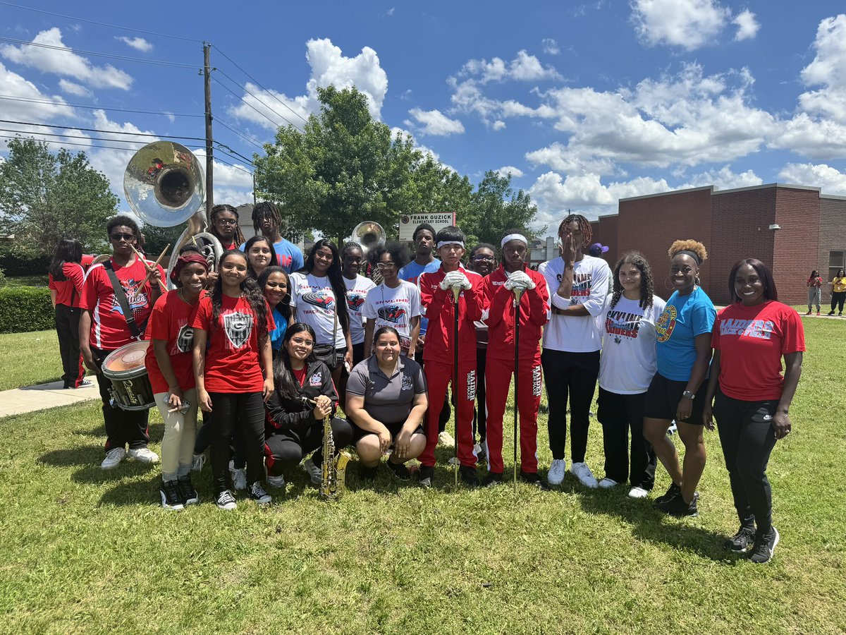 One of the best Fridays of the year. Our athletes & band showing ♥️ to Guzik elementary. Thank you for letting us assist you on your field day. ♥️💙 @Skyline_Raiders @SkylineAthDept @SwimSkyline @SKYLINEfb @Raider_Bseball @TrackSkyline @Skyline_Band @SHS_girl_soccer