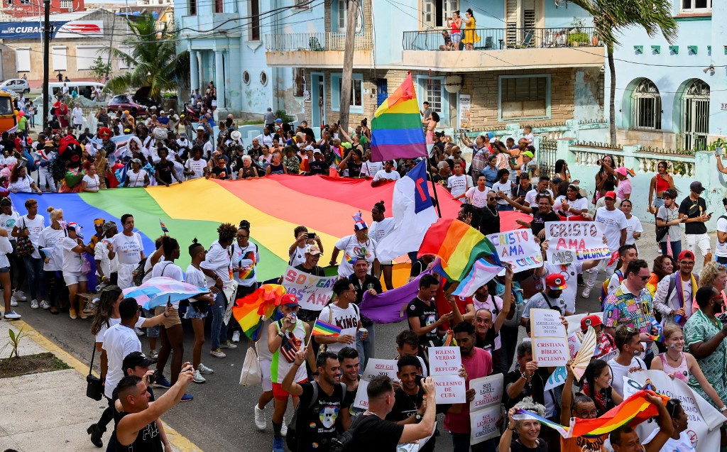 Cubanos realizam uma marcha pelas ruas de Havana para celebrar a legalização do casamento entre pessoas do mesmo sexo. A medida foi instituída no país em setembro de 2022, após a aprovação de um referendo popular que contou com o apoio de 67% dos eleitores. 1/29