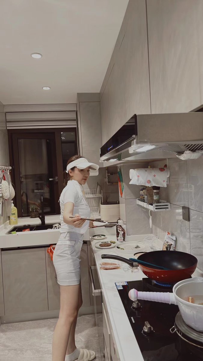 Kadiafall's tweet image. Today’s dinner is steak and red wine