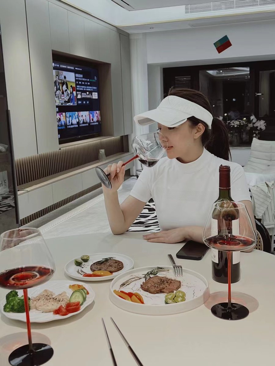 Kadiafall's tweet image. Today’s dinner is steak and red wine