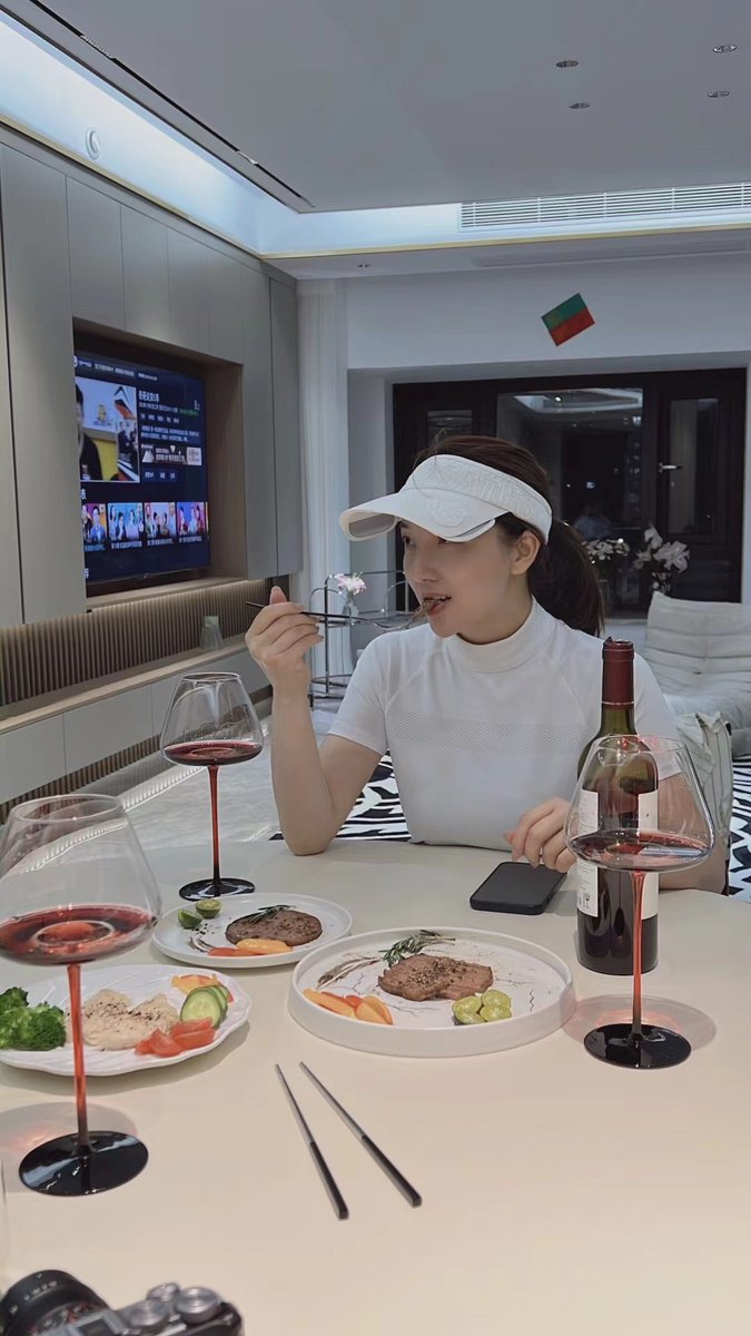 Kadiafall's tweet image. Today’s dinner is steak and red wine