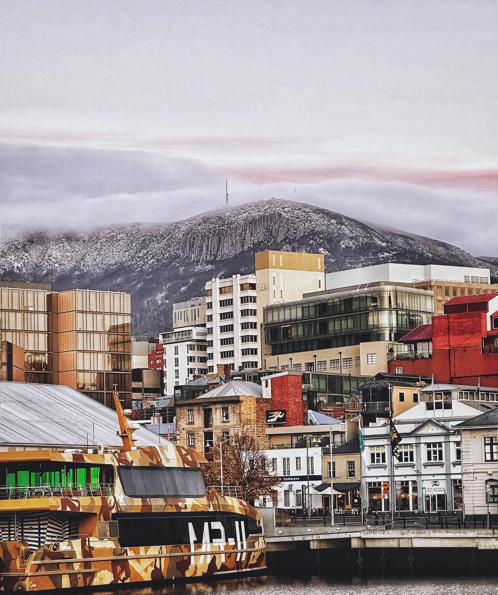 ❄️ The first dusting of snow on kunanyi / Mt Wellington signals winter is almost here !! 
bit.ly/Southern-Tasma…

📸 instagram.com/katypotaty77/
.
.
#tasmaniansnow #snowintasmania #snowfall #snowing  #escapetotasmania  #hobart #hobarttasmania #kunanyi #mountwellington