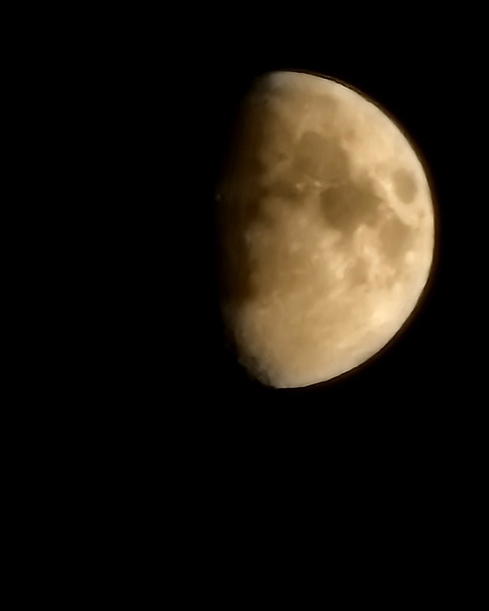 No Aurora like last Friday night except for a G1 far north which may be hampered by cloud but the moon did pop out tonight between the clouds to light up the sky! Dublin Road Newry Co Down Northern Ireland📱🌝 #moon #nightsky #luna #lunar #s22ultra #nightmode