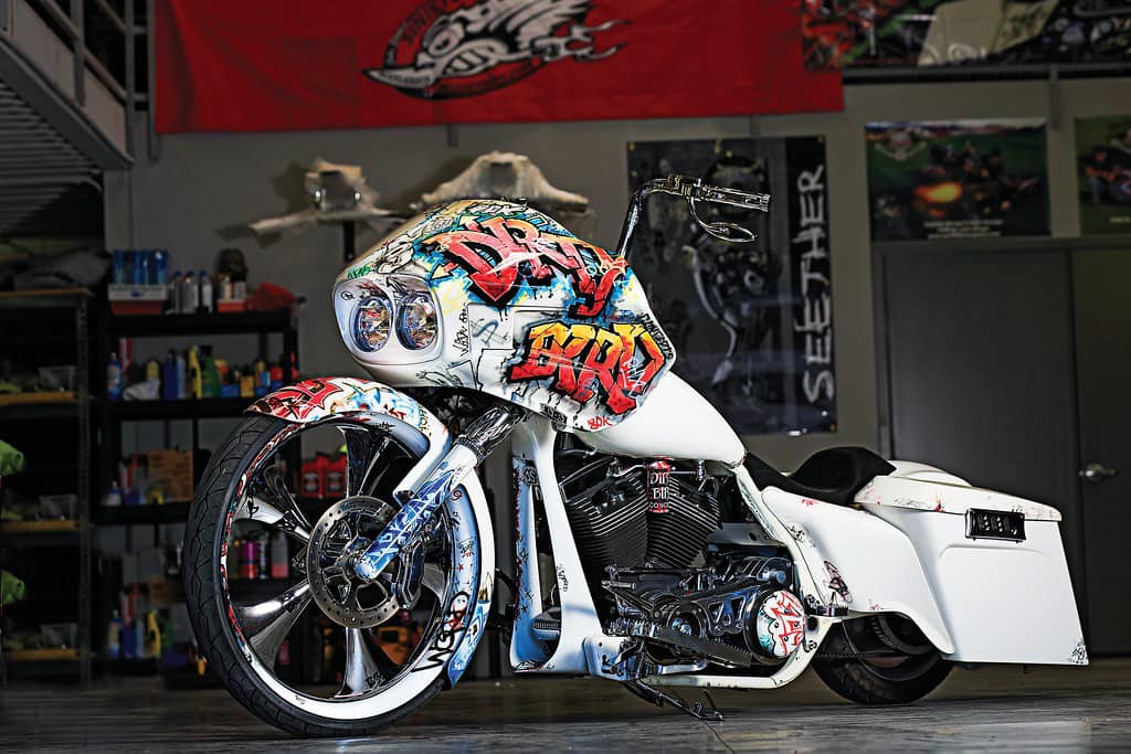 A little throwback from DirtyBird Concepts. Who all remembers this awesome Road Glide rocking our Classic wheels?

#ridewiththebest #dirtybirdconcepts #throwback #bigwheelbagger #harleydavidson #roadglide #graffiti