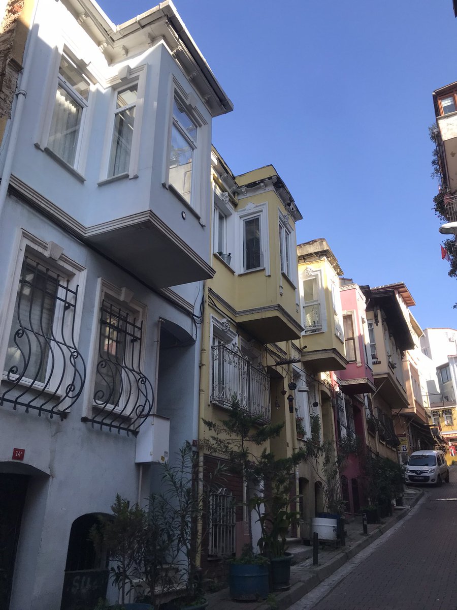 Beşiktaş Altıntaş Sokak'ta cumbalı Rum evleri. Çocukluğum bu sokak ve az ilerisindeki Mecit Ali Sokak'ta geçti. Ondan çok hatırası var bende. 

-Hafıza #istanbul