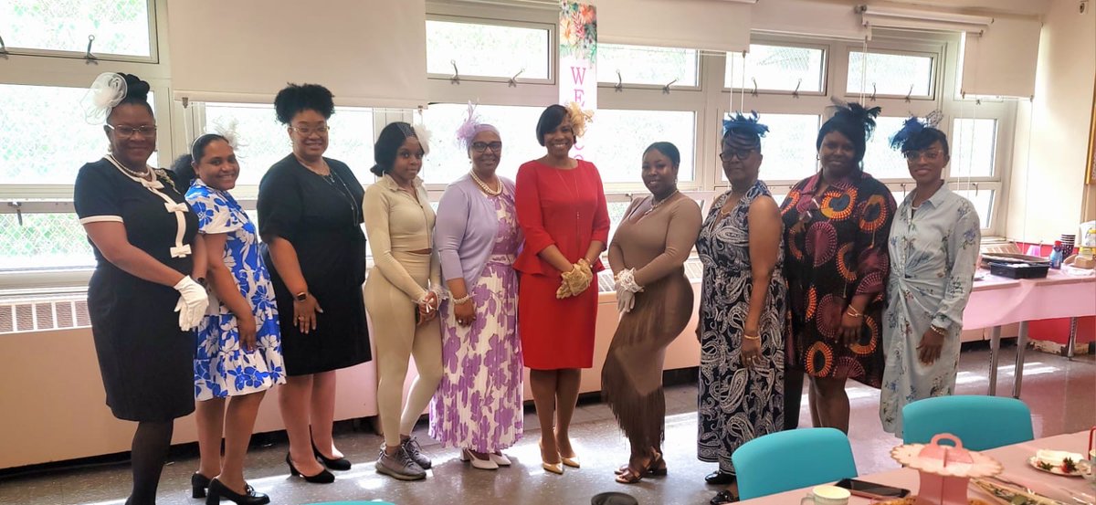 PS375Jackie's tweet photo. High Tea with Principal Geters honoring the special ladies of our scholars🫖🌸💐🫖
It was a delightful event ❤️
Special thank you to Ms. Lewis for her magnificent performance⭐️
#JRSHighTea
#JRSPS375DeliveringthePromise
@SheneanL @CSD17NYC @Philton73287848 https://t.co/6uXL5cAoVd