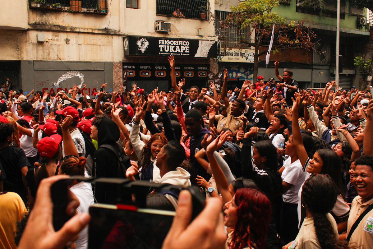 Que sorpresa!🇻🇪 Llegó nuestro presidente @nicolasmaduro a la marcha para caminar con la Juventud y los estudiantes. Qué alegría ver y vivir junto a las nuevas generaciones de Juventudes conscientes frente al bloqueo criminal y determinada a construir un País de desarrollo y paz.