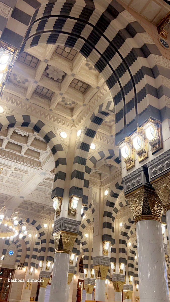 💙🌤️ 'في مسجد الهادي سكينه عجيبُ النورُ صافٍ والجوارُ قريبُ ورحابُ طَيبةَ لوحةٌ روحيّةٌ فيها خيالٌ للرسول حبيبُ' ﷺ #المدينه_المنورة