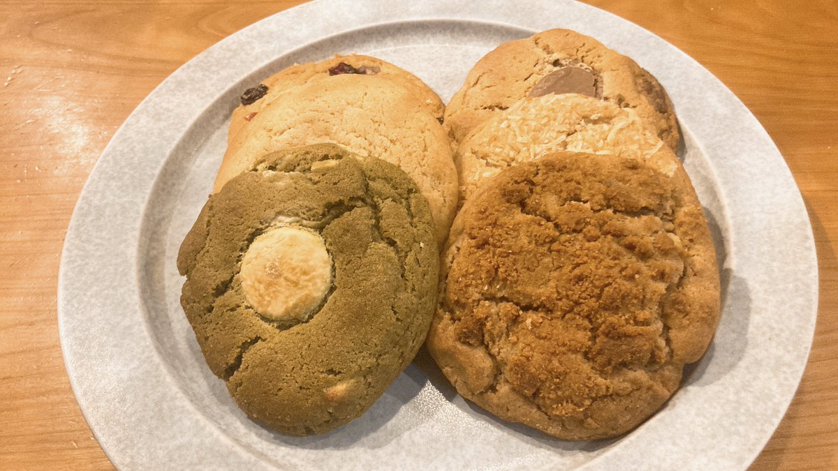 こんにちは とんでもない　クッキーに　出会いました 親せきが 「Ben's Cookies、世界で一番美味しいクッキー」と ごう語　していたのが　忘れられません これは　納得です ソフトクッキーだけど　カロリーは　ハード　でも　カロリーと　味は　比例　します つまり　おいしい やさしい　カロリー