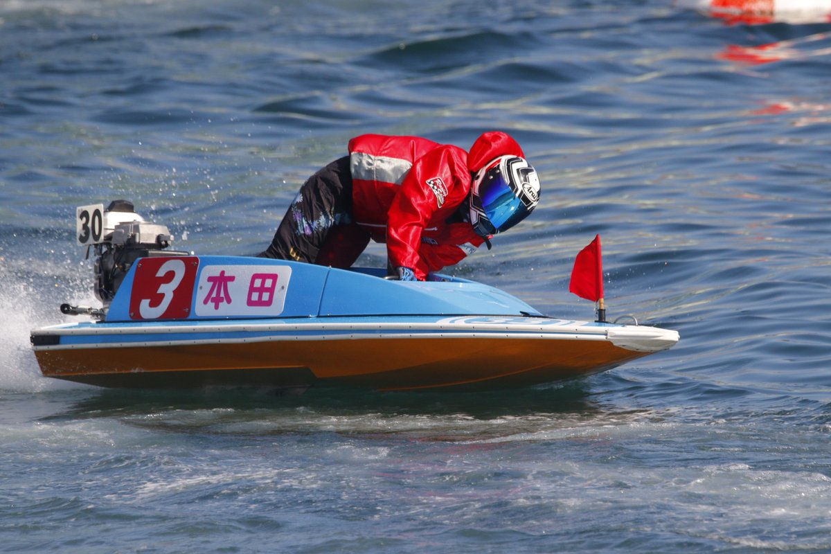 ボートレース鳴門1レース。本田愛選手。本田愛選手、周回展示。海がキレイだから撮りやすい(^-^)

さて、全開HONDAとなるのでしょうか？

#ボートレース鳴門

#本田愛