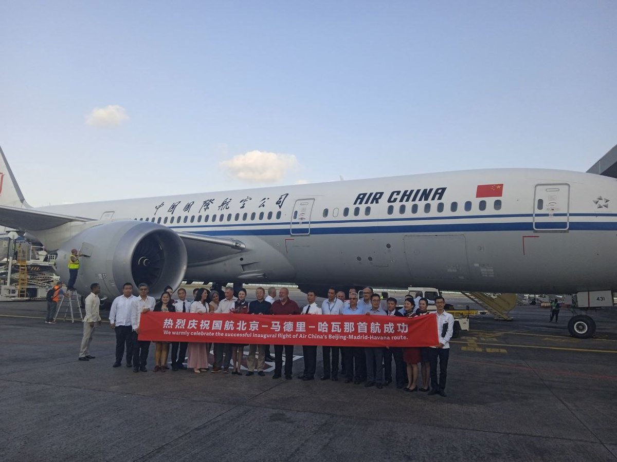 Air China retornó a Cuba en vuelo comercial este 17 de mayo. Hace poco trajo a nuestro país un carguero con ayuda solidaria. Una ruta que promete y que estrecha lazos humanos y económicos entre pueblos. #Cuba #China