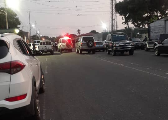 KaryPerazaR's tweet image. #17May Dos hombres vestidos de policías llegaron a robar en un negocio en la carrera 13 con calle 62 de #Barquisimeto, un funcionario del #CICPC que estaba por la zona frustró el robo, se generó un enfrentamiento, sin embargo los delincuentes lograron escapar #Lara #Sucesos