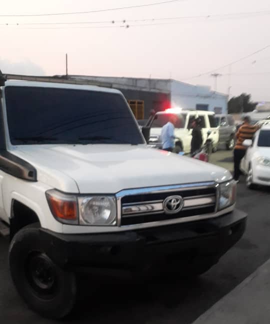 KaryPerazaR's tweet image. #17May Dos hombres vestidos de policías llegaron a robar en un negocio en la carrera 13 con calle 62 de #Barquisimeto, un funcionario del #CICPC que estaba por la zona frustró el robo, se generó un enfrentamiento, sin embargo los delincuentes lograron escapar #Lara #Sucesos