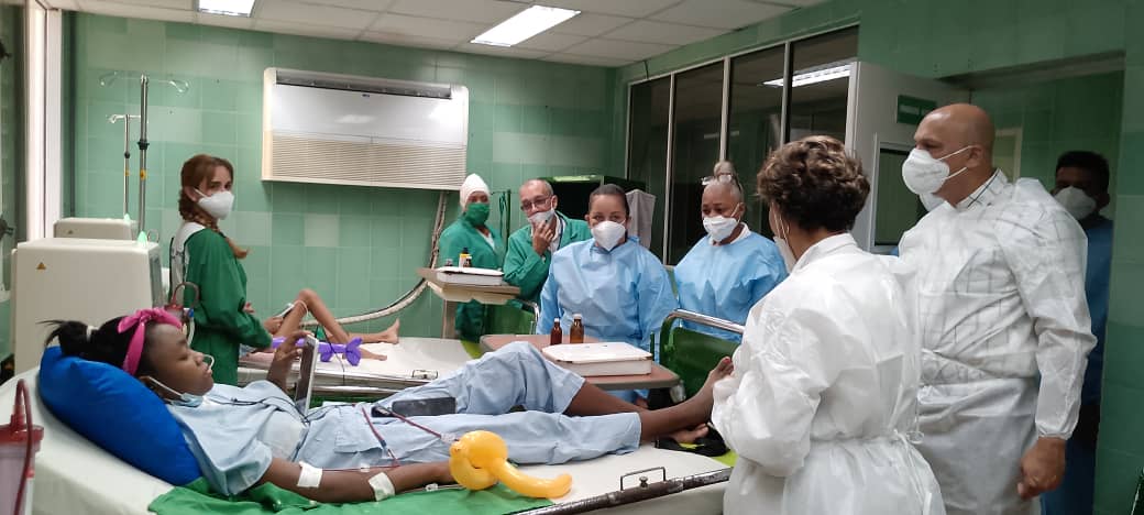 En la provincia de #SantiagoDeCuba, acompañada por el viceministro de Comunicaciones <a href="/Ernesto_RHdez/">Ernesto Rodríguez Hernández</a>, visitamos el  Hospital Infantil Norte, sala de hemodialisis, e intercambiamos con su personal médico y pacientes. 
#CubaEsSalud