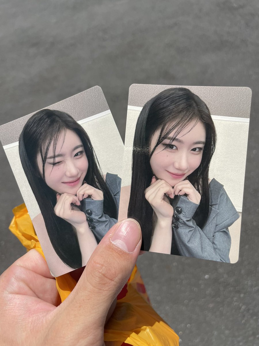 Yuna2kp's tweet photo. @ITZY_llno25li もし可能であれば2枚とも交換したいです！
難しけれ左のみでも大丈夫です！ https://t.co/7UFcBRLzpb