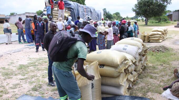 3 300 metric tonnes of grain have been distributed in Manicaland as Govt moves to mitigate the negative effects of the El Nino-induced drought, whose severity reduced the volumes of cereals during the 2023/2024 agricultural season @VulindlelaNdab2 @dereckgoto @Twinsis50497431