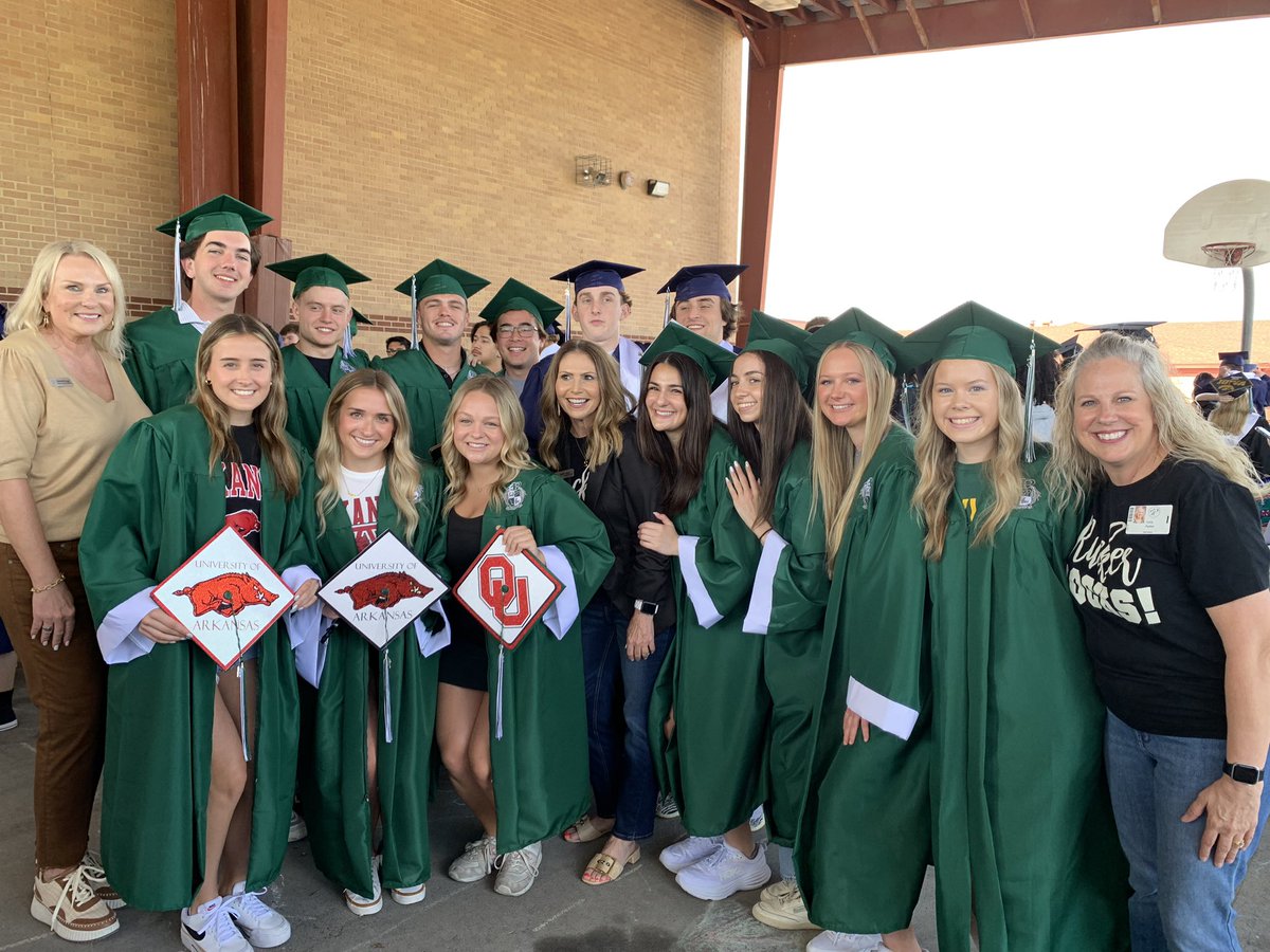 parkpete8's tweet photo. Time sure does fly even when they aren’t your own kids.  What a wonderful group of students that will have a special place in my heart.💚🧑‍🎓👩‍🎓 https://t.co/264e7yHpqK