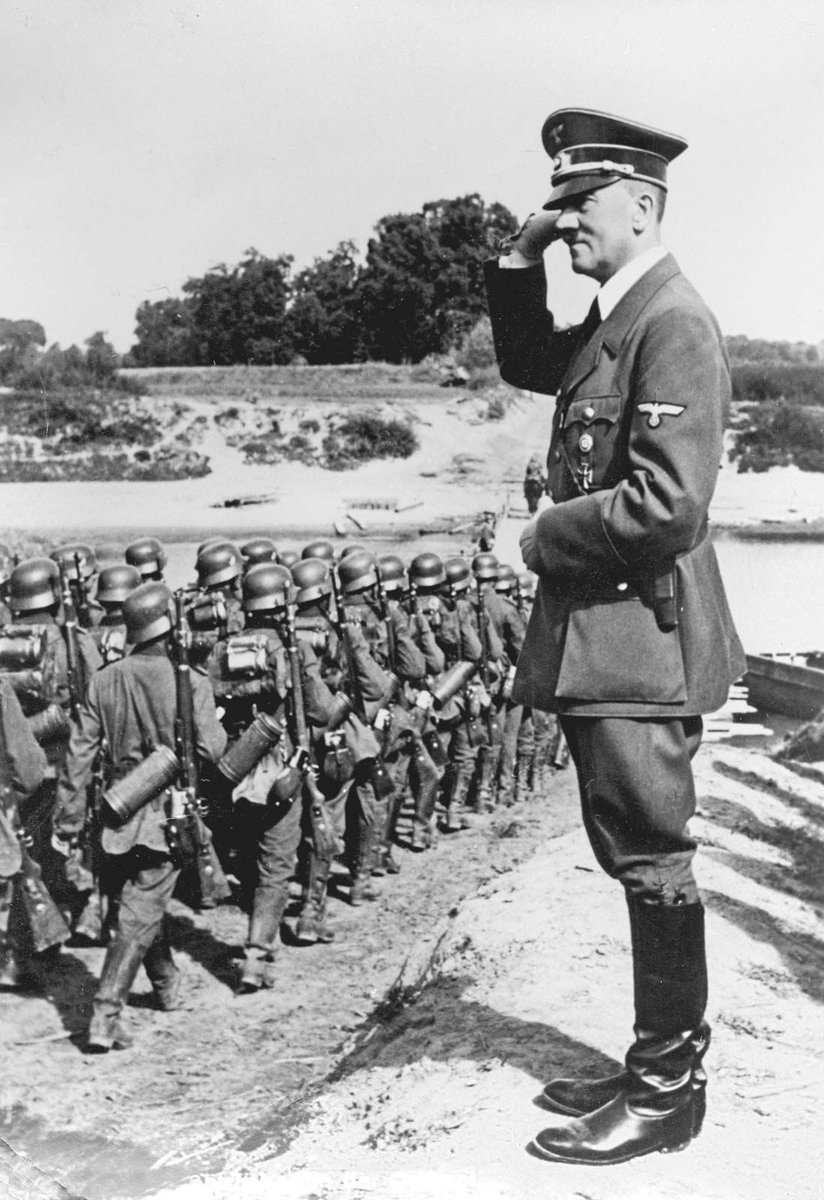 兵士たちを見送るヒトラー。