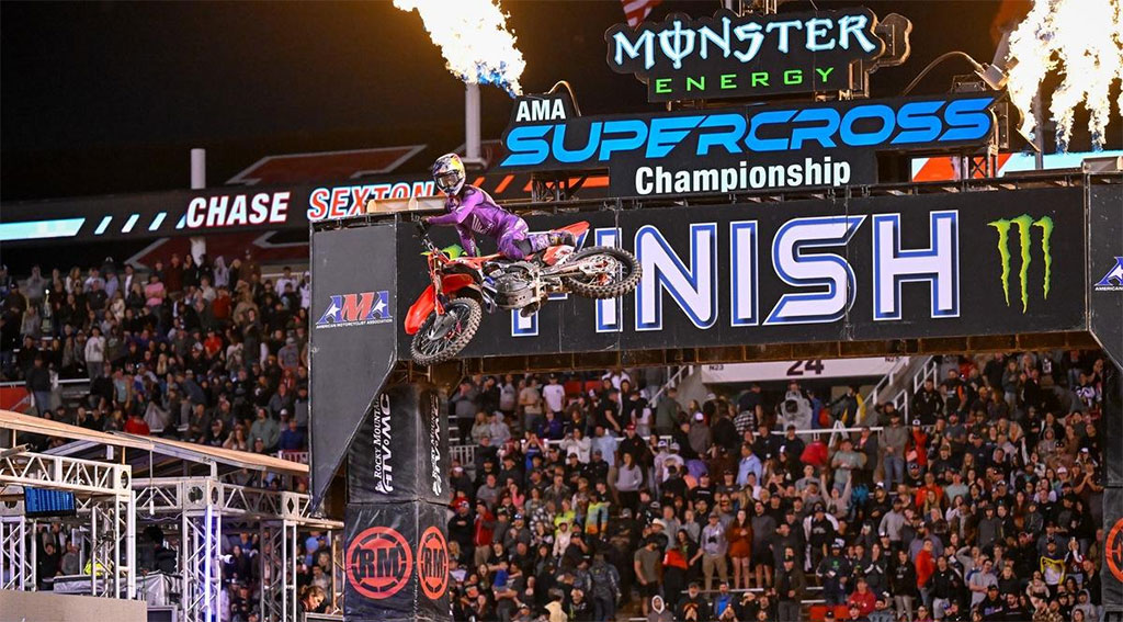 Durante la final de la serie AMA[1] Supercross 2024, en el estadio Rice-Eccles, el piloto del equipo @hondahrc , @JettLawrence , concluyó el Campeonato 450SX con un séptimo lugar a bordo de su CRF450RWE. tuningmex.com/jett-lawrence-…